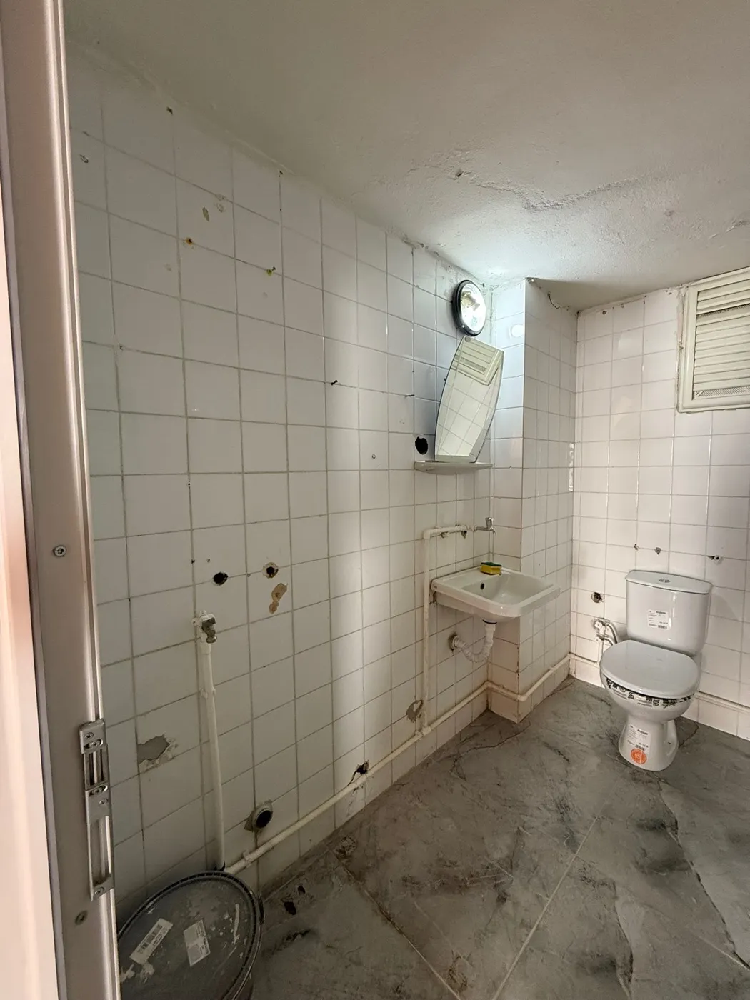 Antalya'da banyo yenileme öncesi eski, yıpranmış banyo